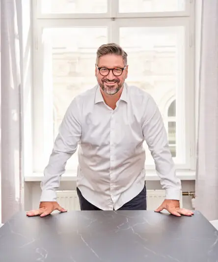 FÜR GEWÖHNLICH UNGEWÖHNLICH
_________________________________________________________
Bei KOUP geht es nicht nur um Zahlen und Pläne. Es geht um Ecken, die Geschichten erzählen, und Räume, die anders denken dürfen. Unsere Teams? So ungewöhnlich wie unsere Projekte. Architekten, die auch mal gegen den Grundriss denken. Designer, die Stil mit Charakter verbinden. Und Quereinsteiger, die den Unterschied machen, weil sie ihn sehen. Bei uns zählt nicht, woher man kommt, sondern wohin man will. Zusammen schaffen wir Zuhause, die überraschen. Weil sie nicht nur gut aussehen, sondern sich gut  anfühlen. So, dass man bleibt. Und gerne bleibt.